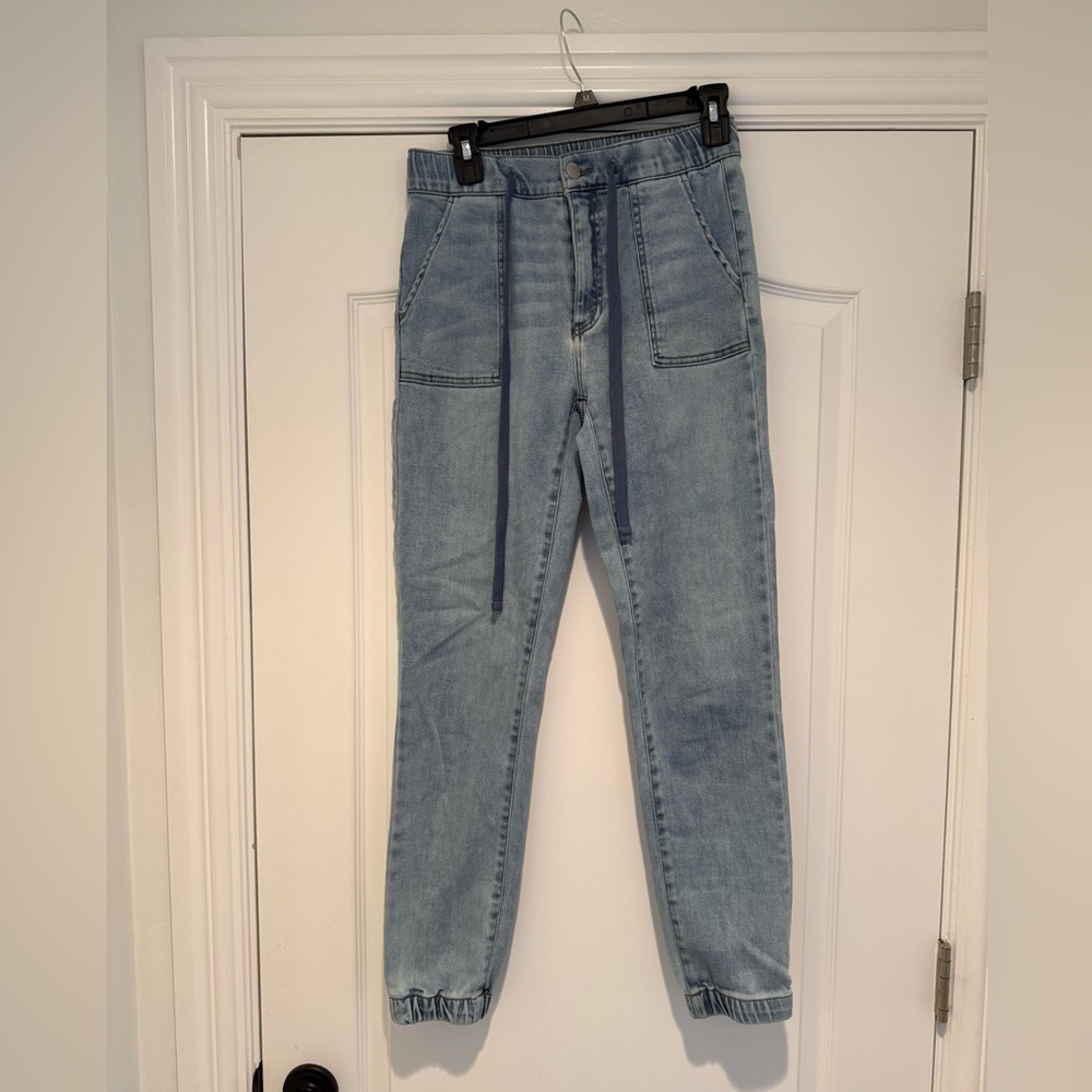 Risen jogger jeans with elastic waist and drawstring